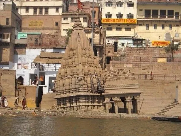 Ratneshwar Mahadev Temple: The Leaning Wonder of Varanasi